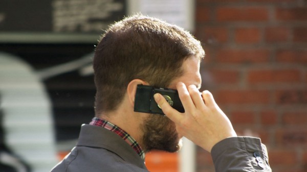 Ученые: Жители Великобритании тратят два своих рабочих дня на мобильный телефон