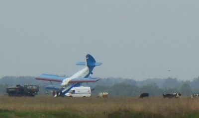 Самолет уперся носом в посадочную полосу аэродрома в Бердске