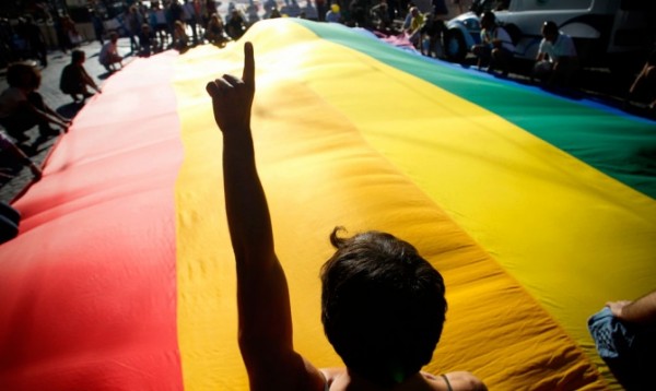 В Стамбуле полиция расстреляла из водометов участников гей-парада