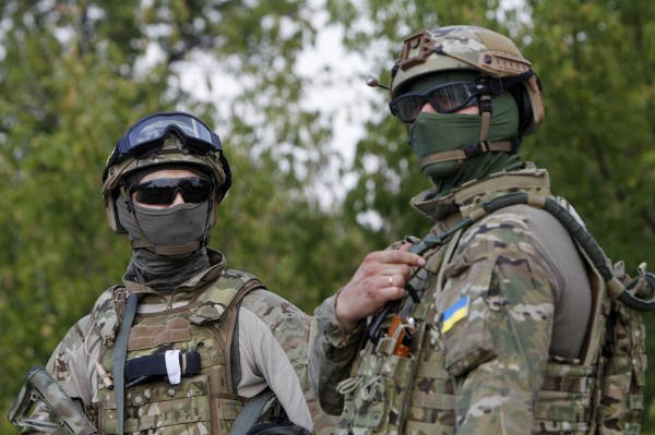 Неизвестные с игрушечными АК-47 захватили нефтебазу под Киевом