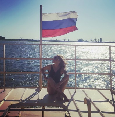Ксения Собчак снялась в купальнике на фоне российского флага
