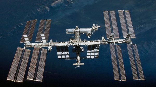 Российские космонавты почистят иллюминаторы на МКС