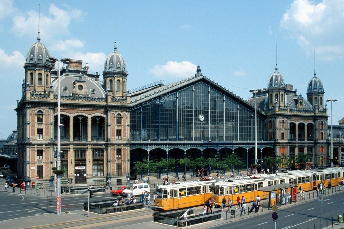 Власти Венгрии закрыли вокзал в Будапеште из-за наплыва беженцев