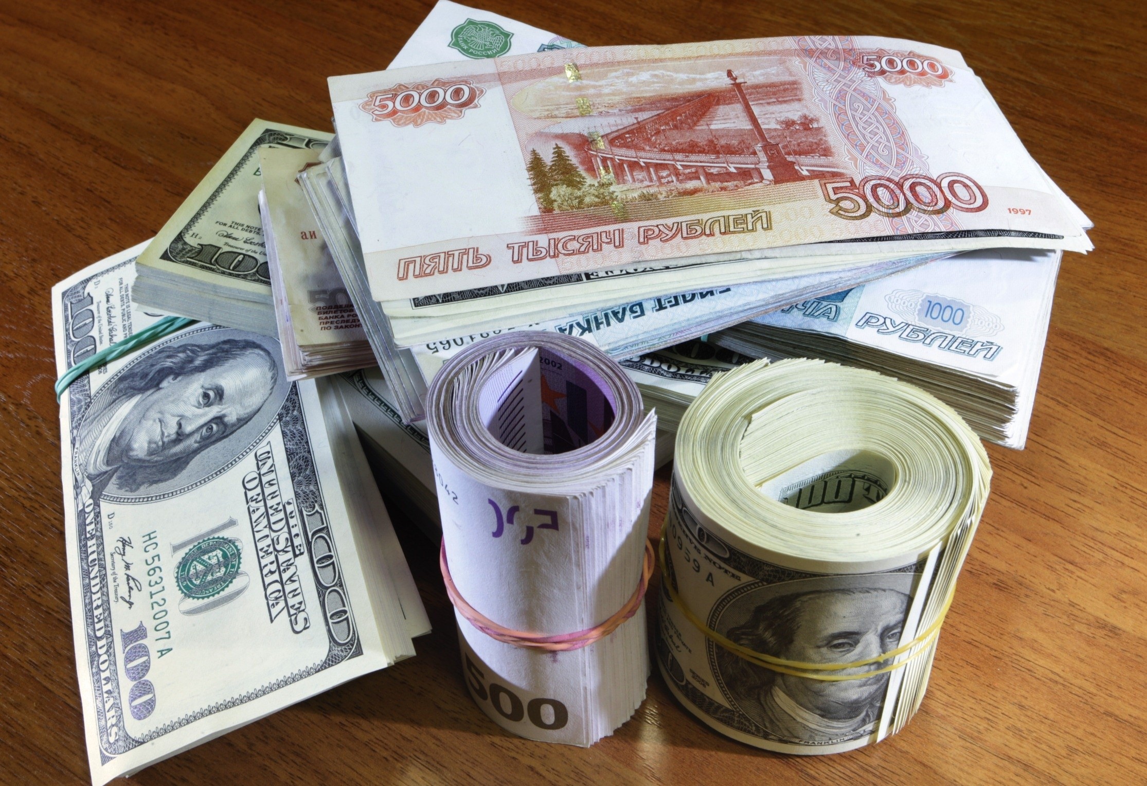 Курс доллара увеличился по отношению к рублю