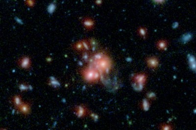 Ученые нашли редкое скопление галактик с "пылающим сердцем"