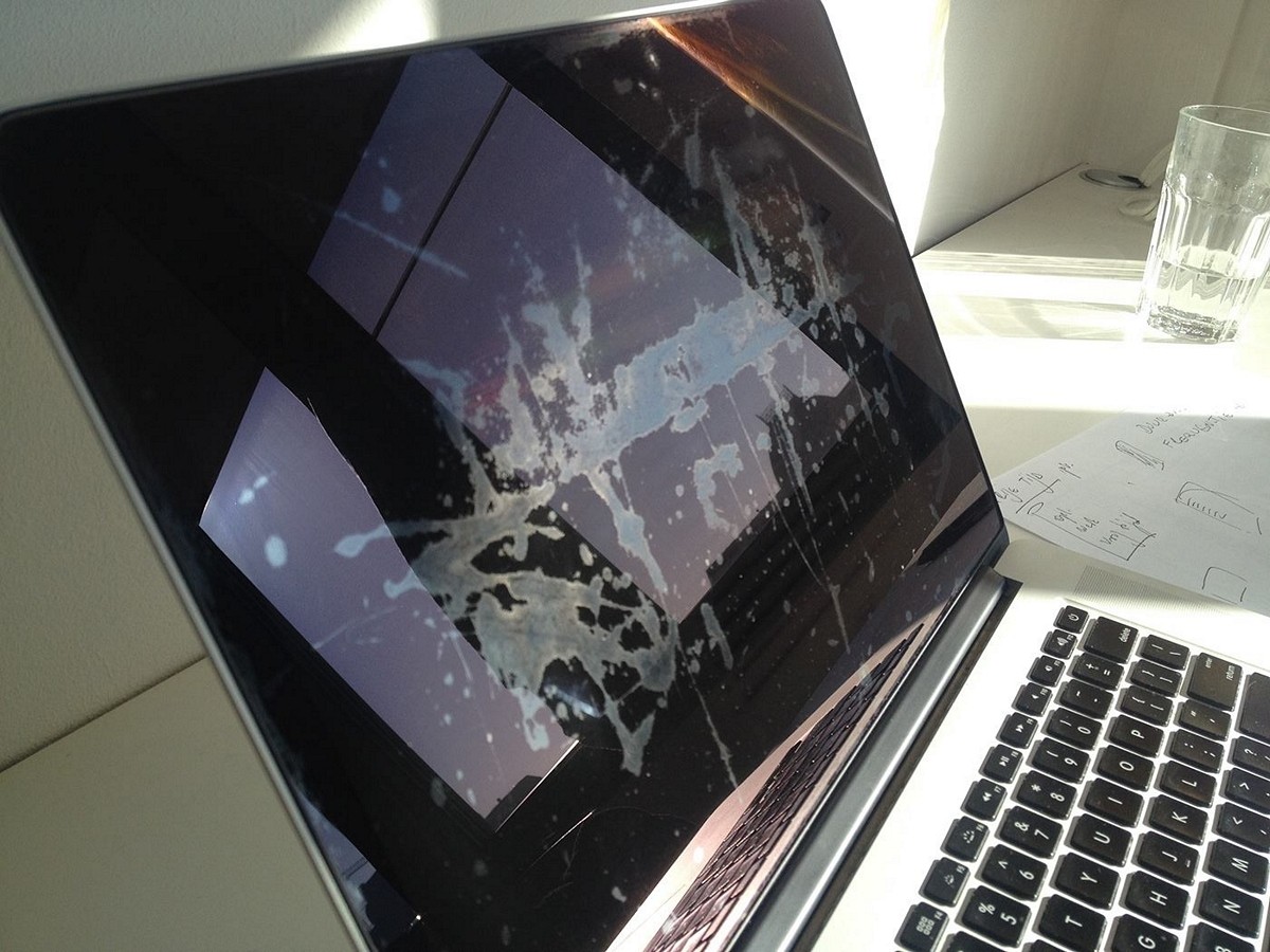 Apple начала программу по бесплатной замене дефектных дисплеев MacBook