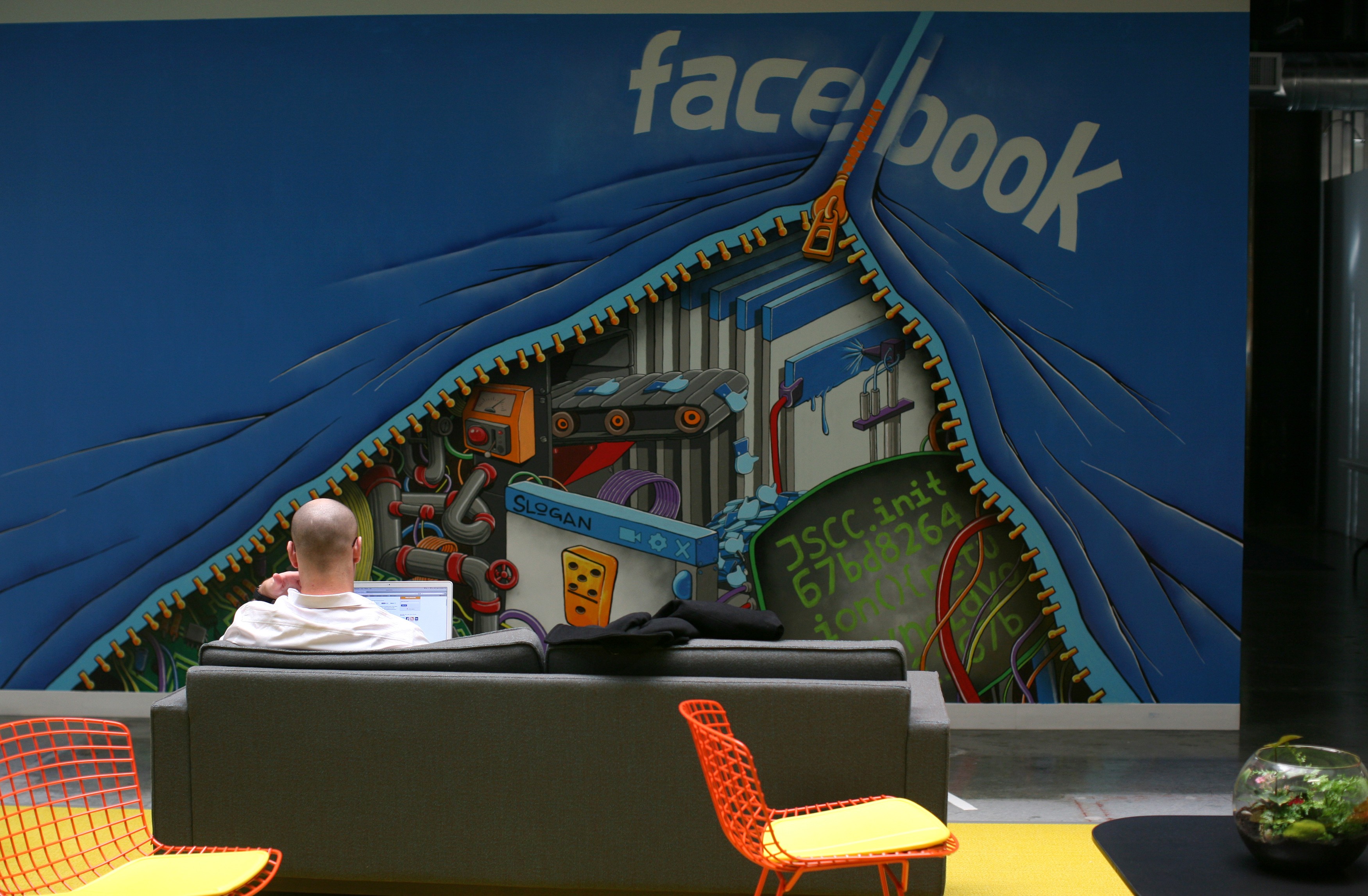 Суд отклонил иск к Facebook на $15 млрд о слежке за пользователями