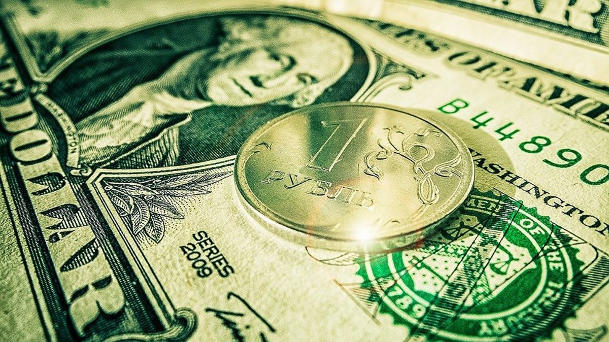 На торгах в понедельник рубль подрос по отношению к доллару