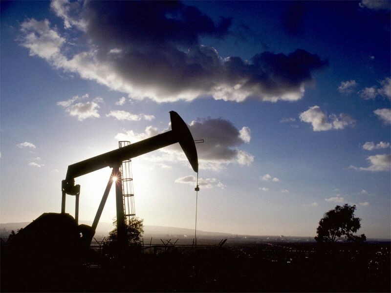 Цены на нефть упали после скачка накануне
