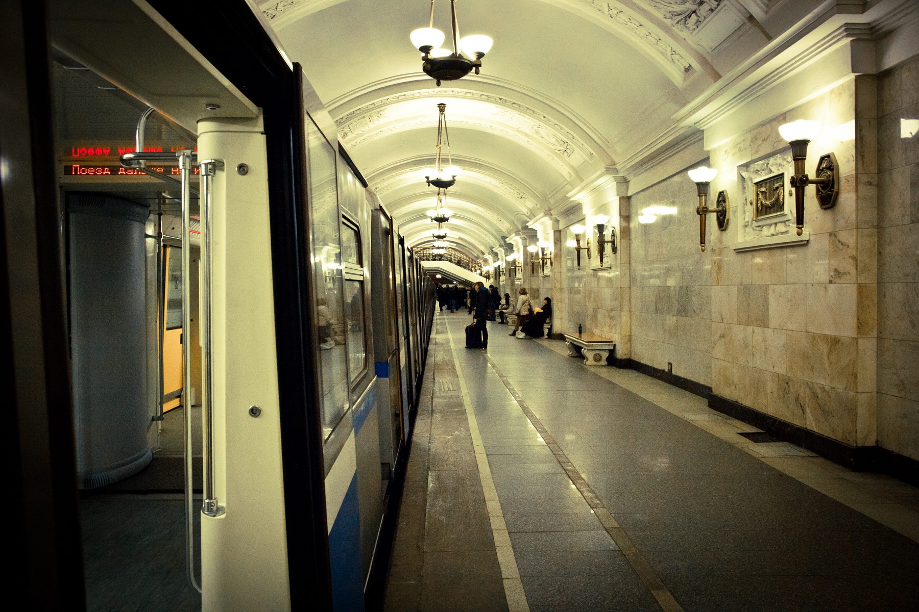 На выходные вестибюли 12 станций метро Москвы будут закрыты на ремонт