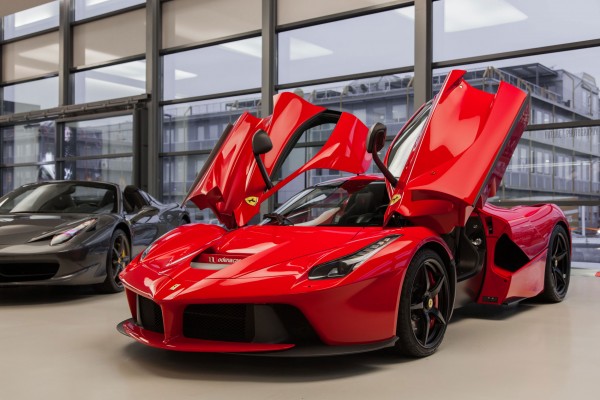 В Великобритании владелец Ferrari LaFerrari «забыл» свой суперкар у дилера
