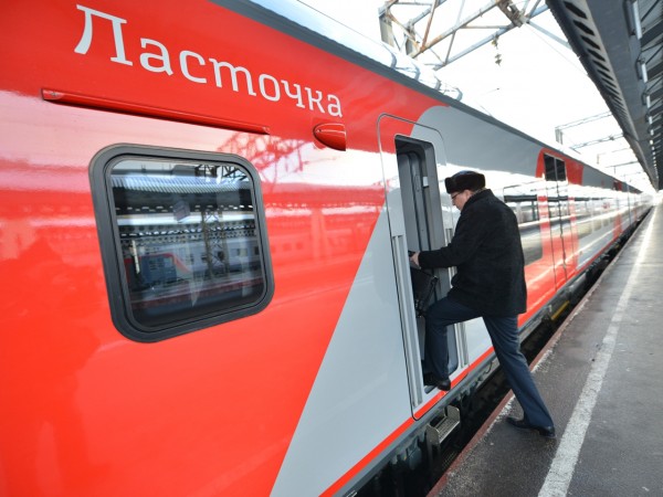 По маршруту из Петербурга в Волховстрой запустили скоростной поезд "Ласточка"