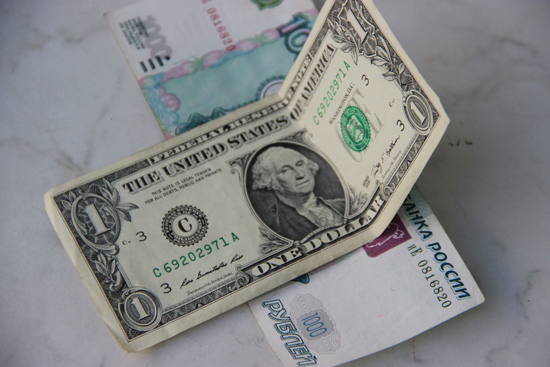 Курс рубля упал к доллару и евро на открытии торгов
