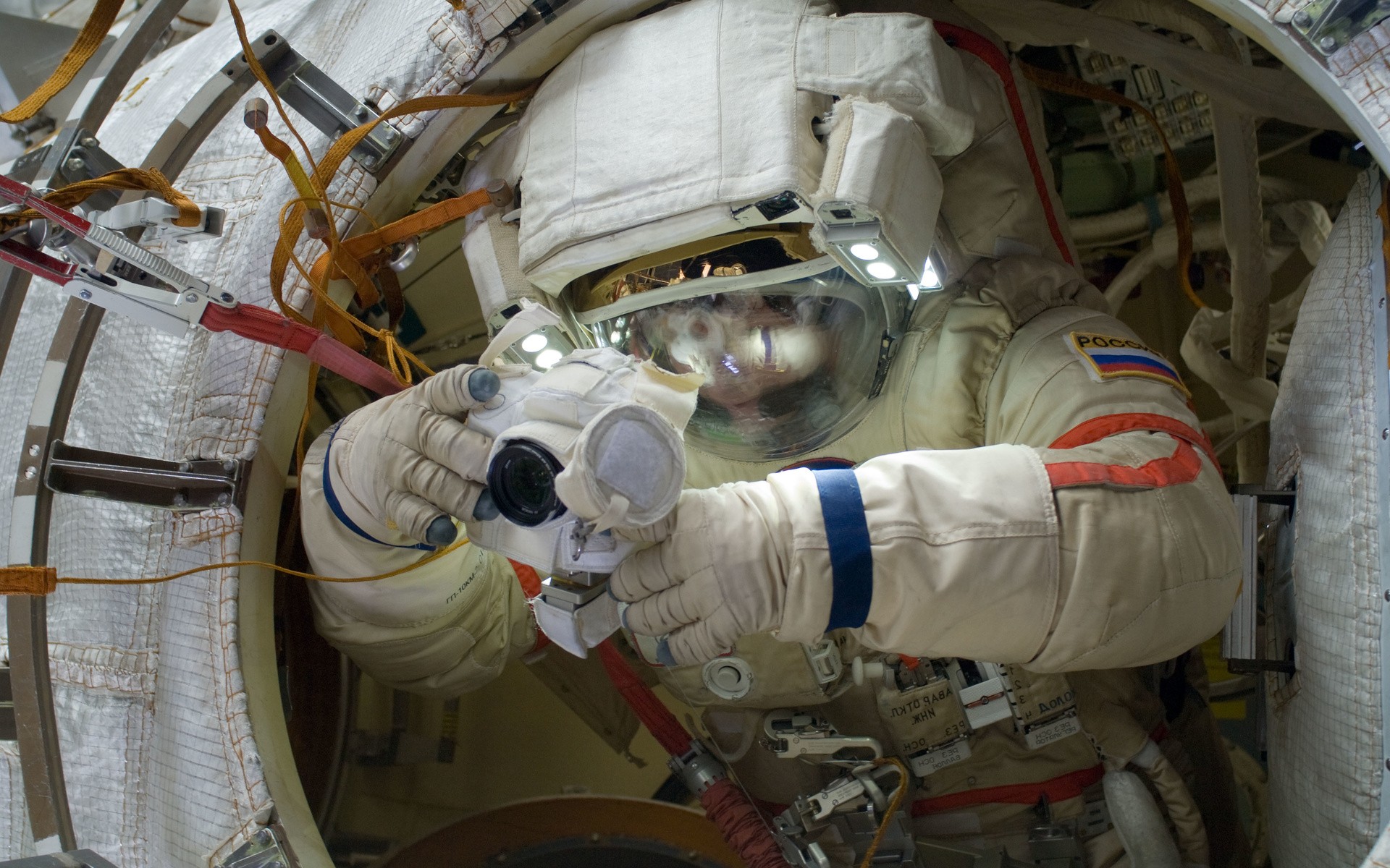Экипажи МКС пройдут последние проверки перед отправкой на станцию