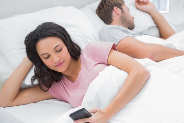 Ученые: Смартфоны мешают парам заниматься сексом