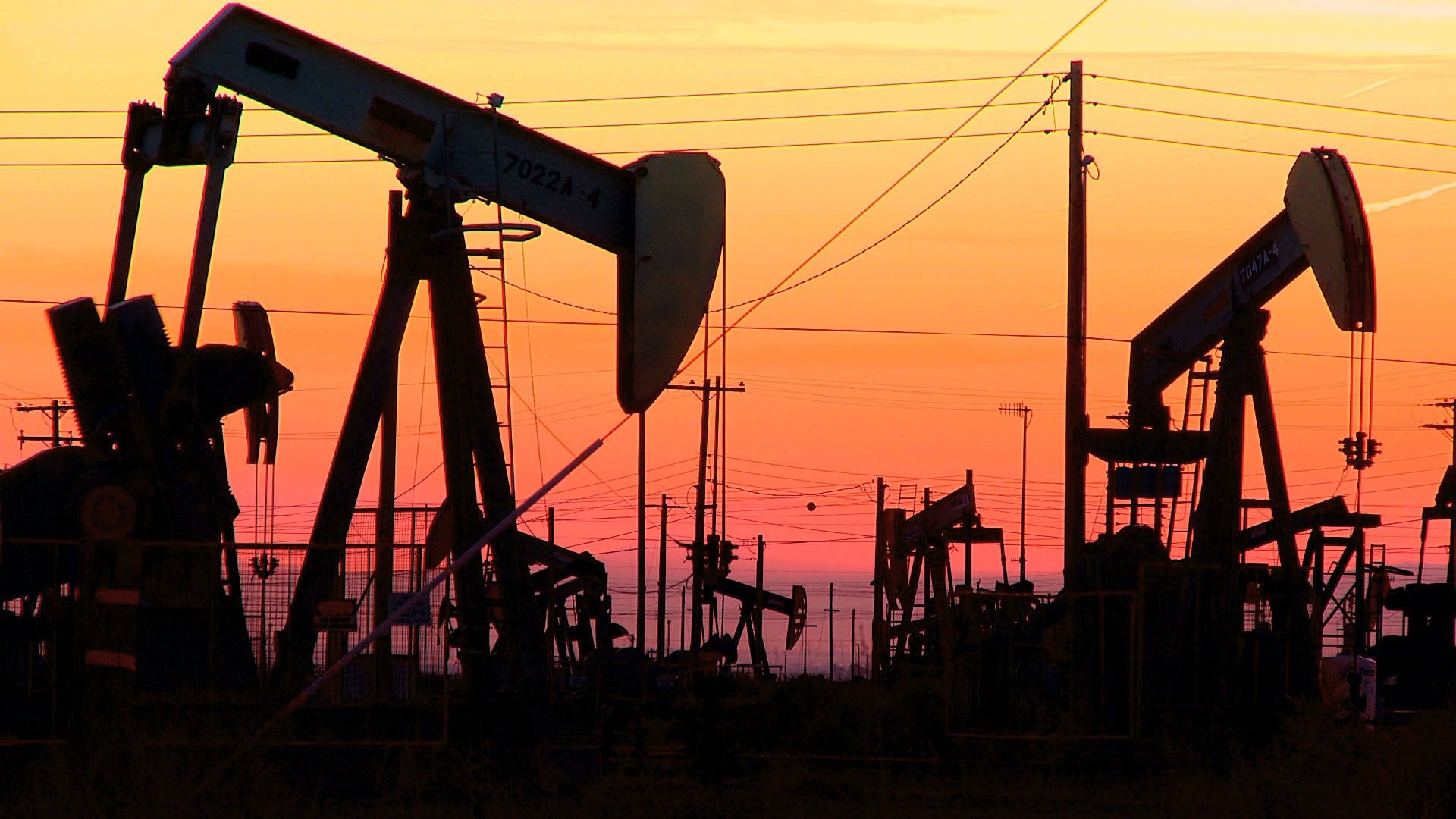 Цена на нефть снизилась в ожидании заседания ОПЕК