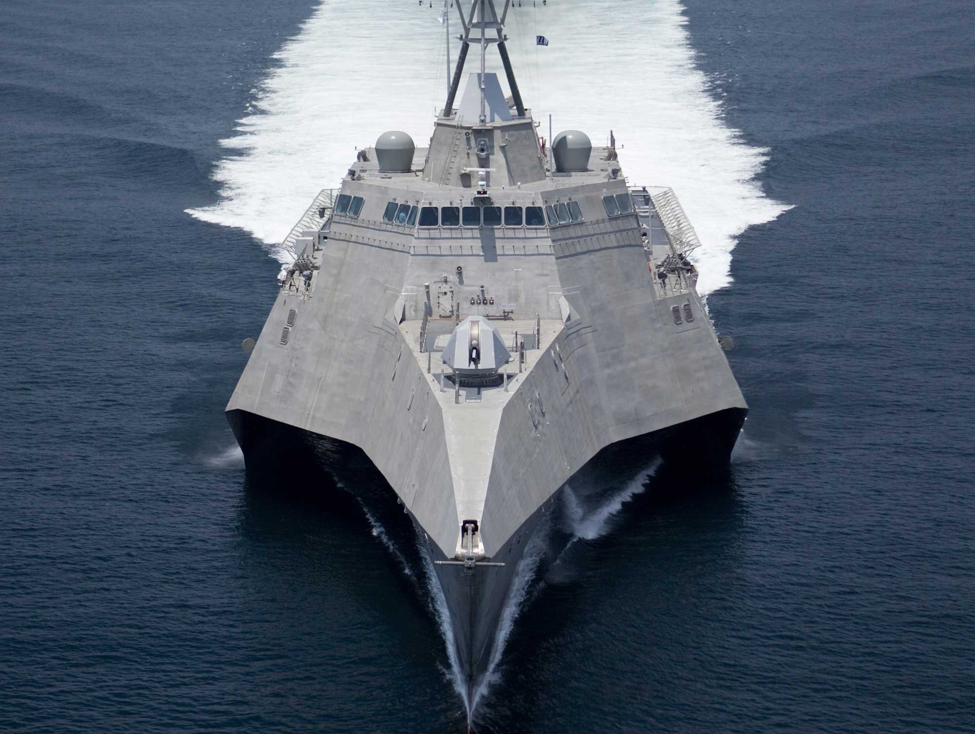 Крупнейший эсминец ВМФ США вышел на первые испытания