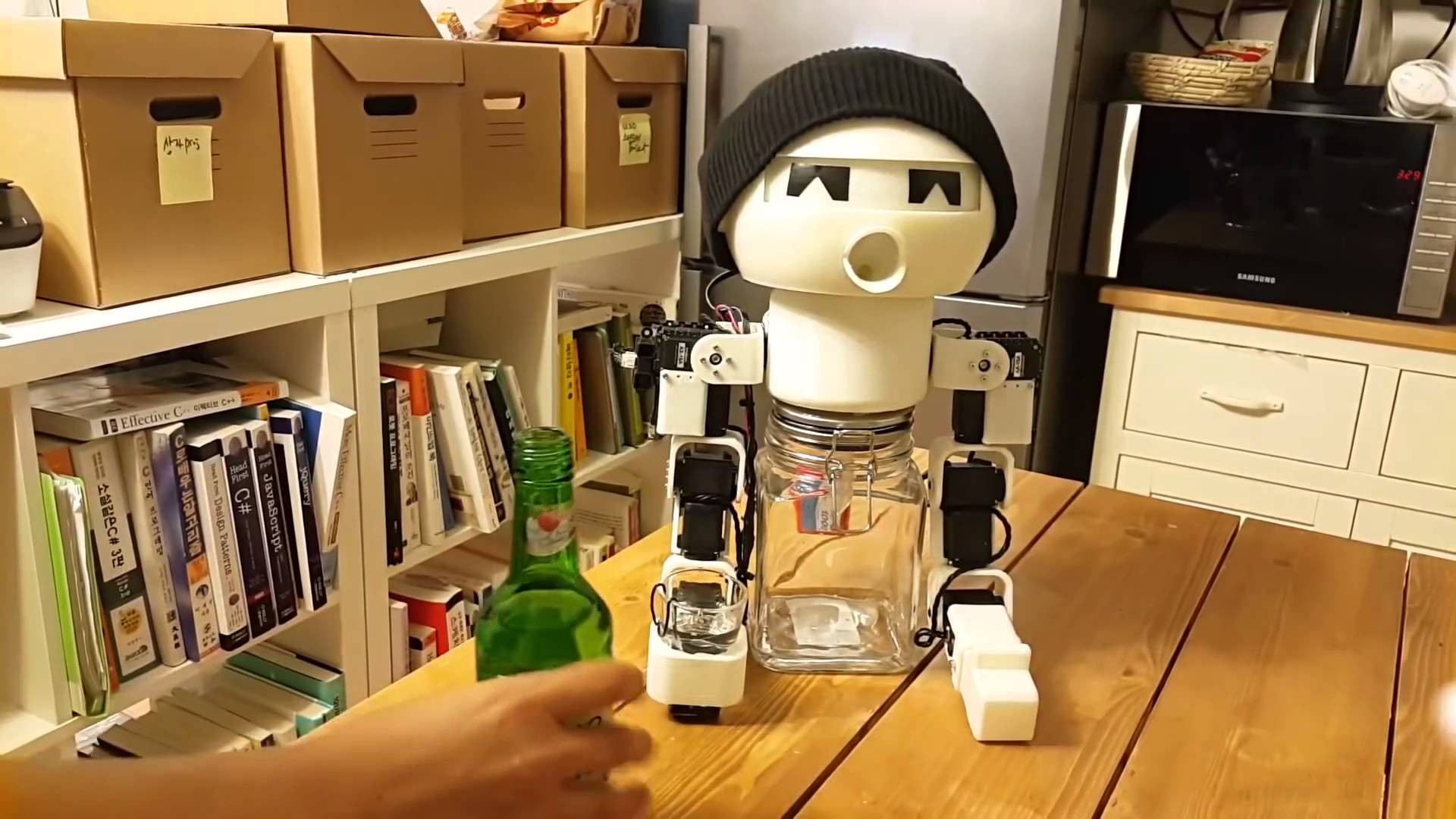 Видео с роботом-собутыльником набрало млн. просмотров в фейсбук