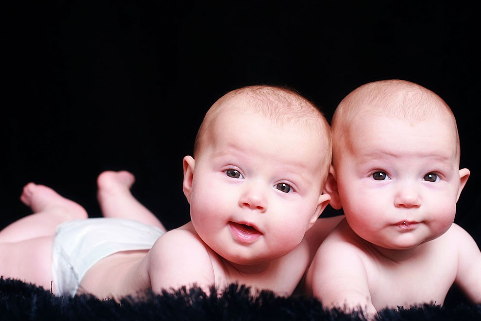 Ученые Найдена причина увеличения количества близнецов в США