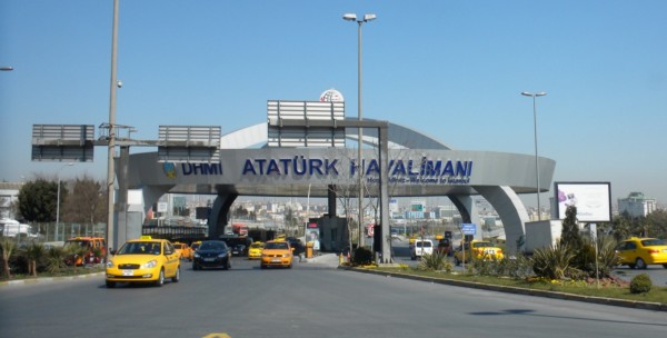 В аэропорту Стамбула на стоянке для самолетов погремел мощный взрыв