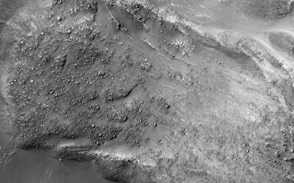 Зонд MRO запечатлел на фото сход каменной лавины на Марсе