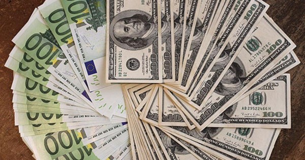 ЦБ установил курсы доллара и евро на новогодние праздники