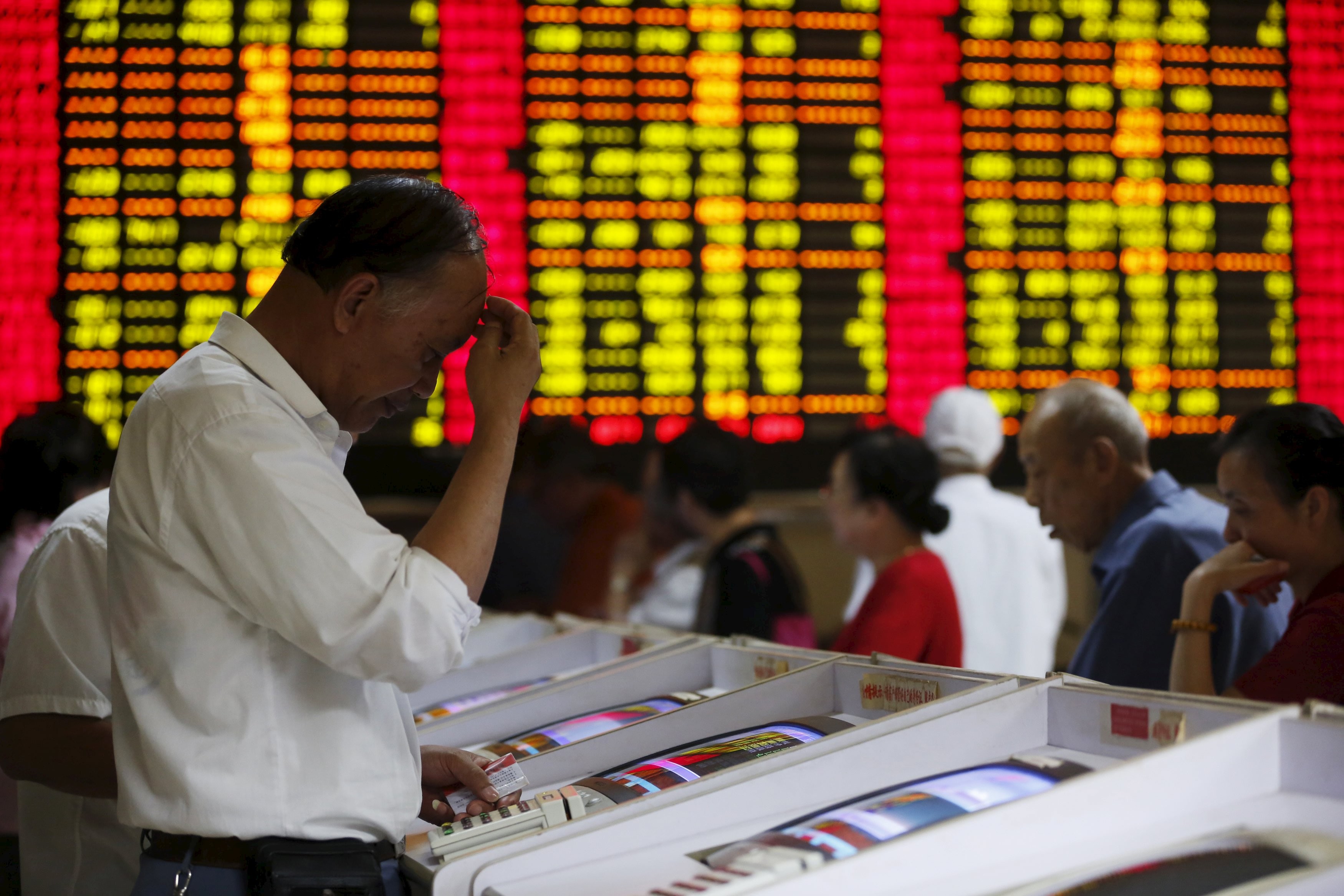 В Китае биржи закрылись из-за падения ключевых индексов на 7
