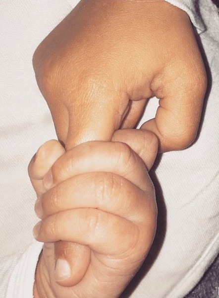 Ким Кардашьян показала первое фото новорожденного сына в Instagram