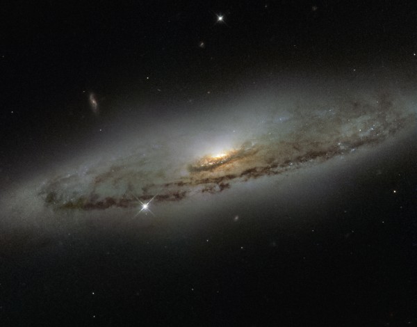 Телескоп «Хаббл» запечатлел сверхмощную голодную черную дыру