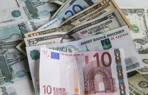 Московская биржа: Курсы евро и доллара достигли новых максимумов