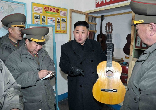 Северокорейские СМИ рассказали об умении Ким Чен Ына петь и играть на гитаре