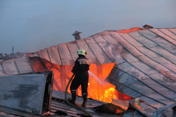 На северо-западе Москвы потушили пожар в ангаре