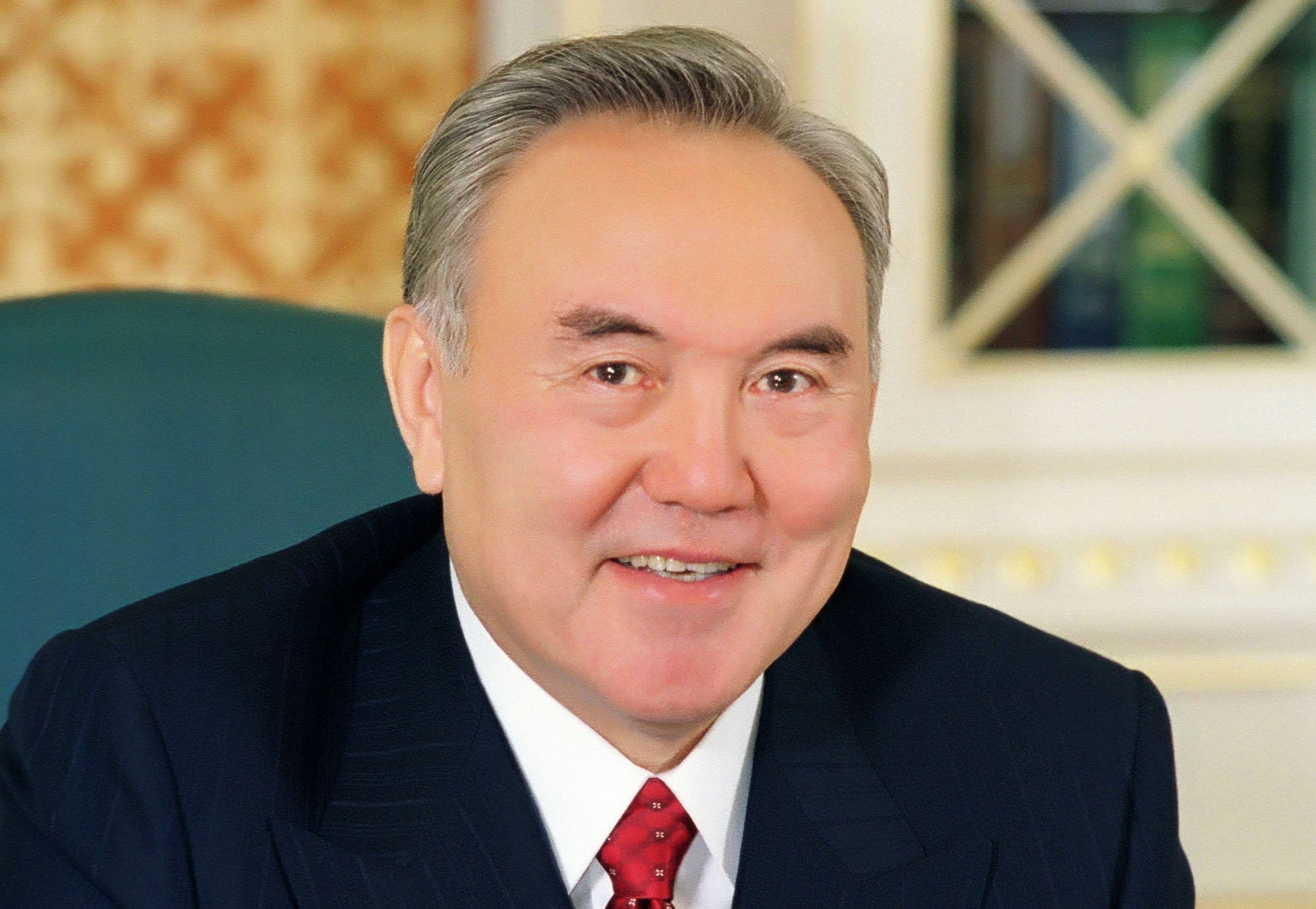 Нурсултан Назарбаев посетил первый Макдоналдс в Казахстане