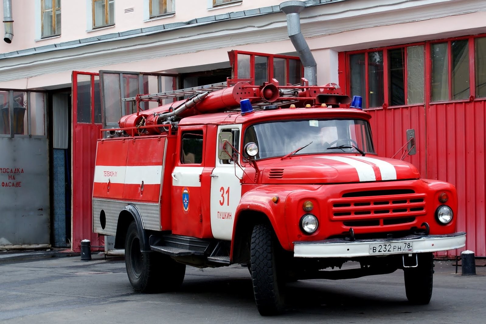 Четыре человека погибли при пожаре в жилом доме Новоуральска