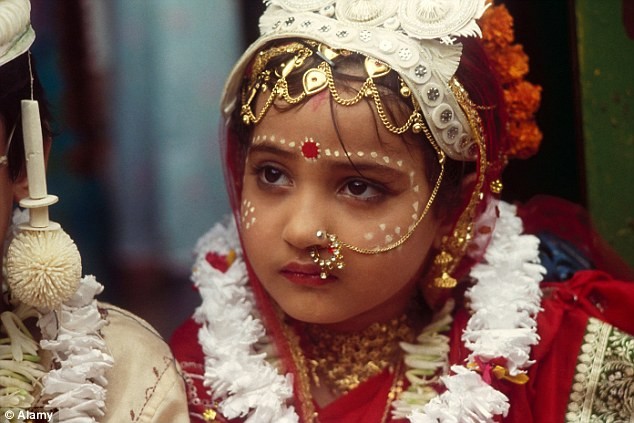 В Индии пятилетние невесты в слезах выходят замуж