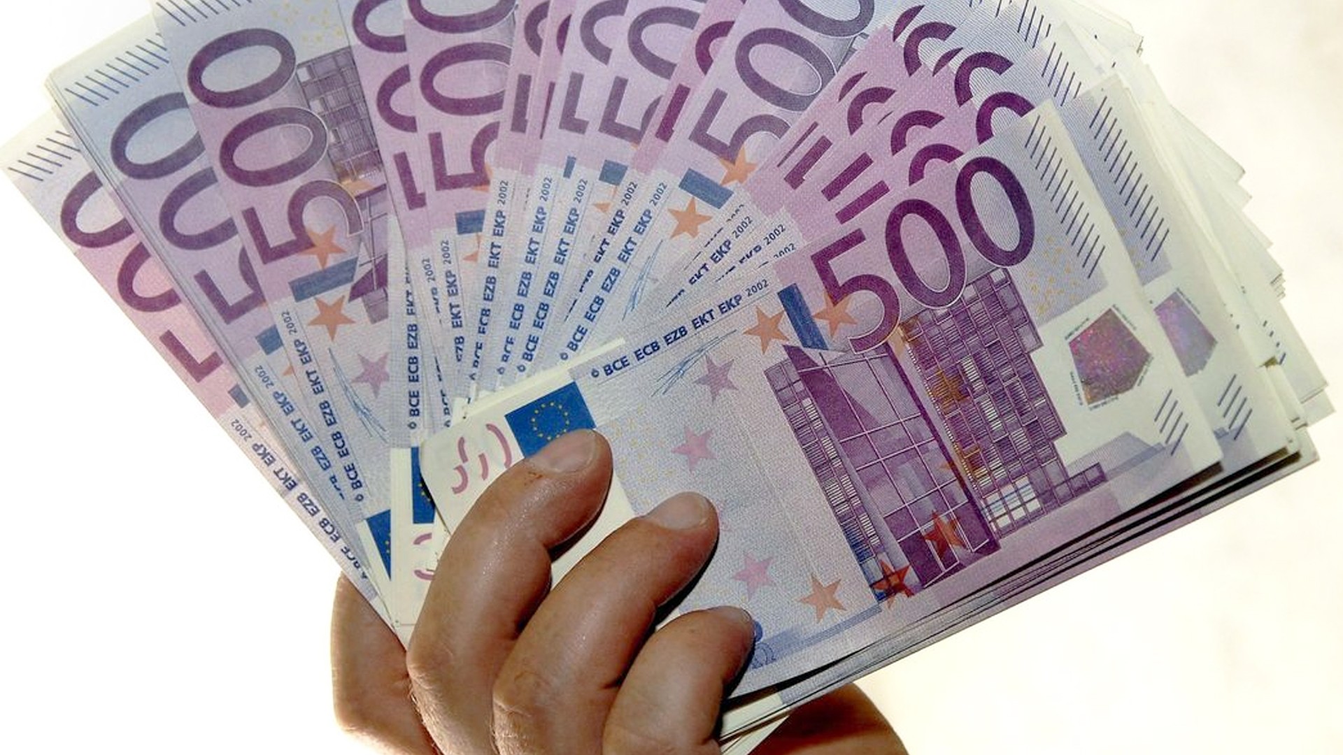 СМИ Крупные купюры евро тайно изымаются европейским Центробанком