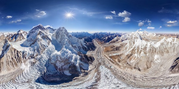 Первый альпинист покорил Эверест после непальского землетрясения