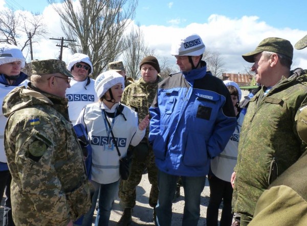 В Донецке прошла массовая акция протеста против бездействия миссии ОБСЕ