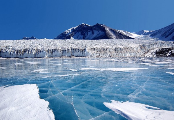 Ученые объяснили, почему антарктический лед растет, когда арктический тает