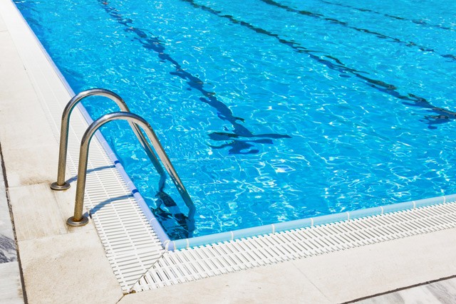 Учёные Купание в бассейне может быть опасным для здоровья