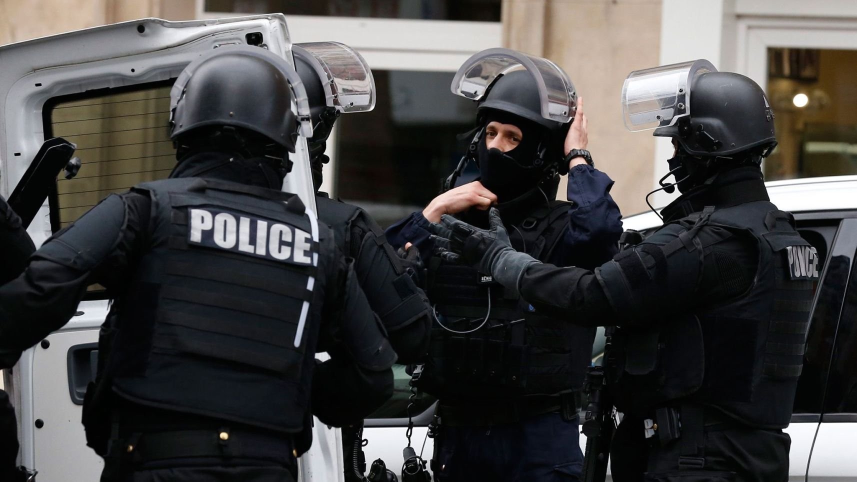 Убийство полицейского и его супруги под Парижем признали терактом