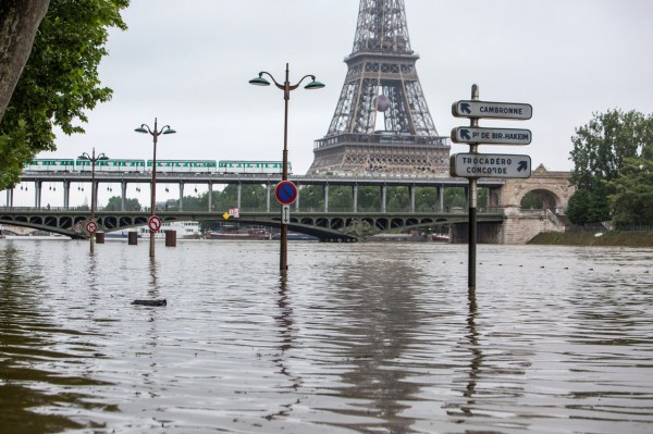 В Париже могут закрыть метро и Лувр из-за наводнения