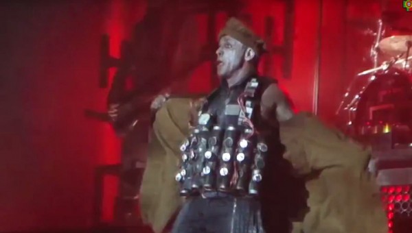 Вокалист Rammstein напугал зрителей муляжом "пояса смертника"
