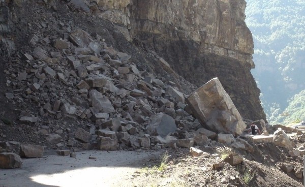 На трассу в Дагестане сошли около 1,5 тысячи кубометров горной породы
