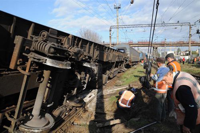 На станции в Красноярске девять вагонов грузового поезда сошли с рельсов