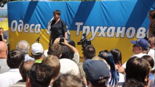 Надежду Савченко попытались забросать куриными яйцами в Одессе