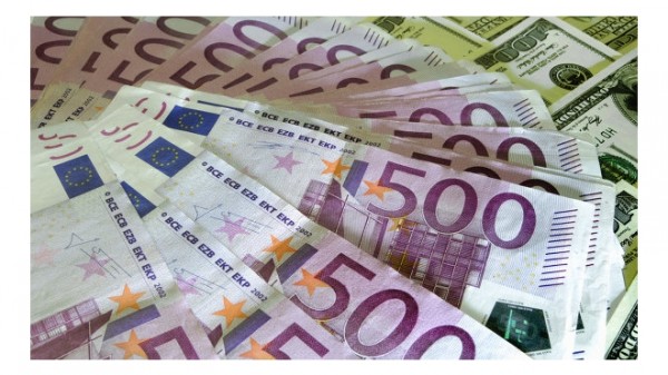 Курсы доллара и евро обновили годовые минимумы
