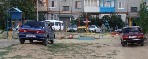 В Краснодаре пьяный директор автошколы врезался в детскую площадку