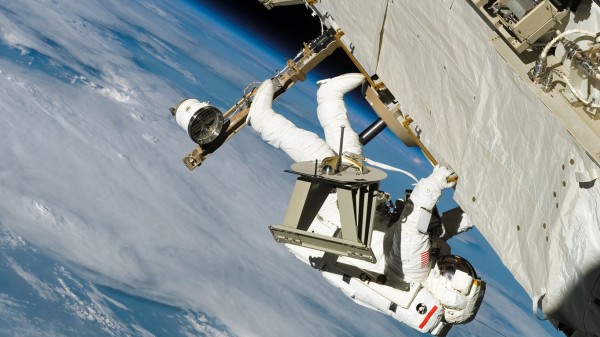 Для установки нового адаптера на МКС астронавты NASA выйдут в космос