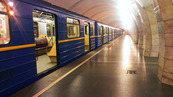 На двух станциях метро Москвы раздали воду из-за высокой температуры